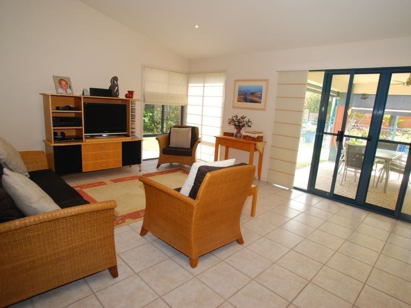1 Moonbeam Cr, Castaways Beach QLD 4567