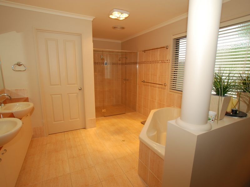 1 Moonbeam Cr, Castaways Beach QLD 4567