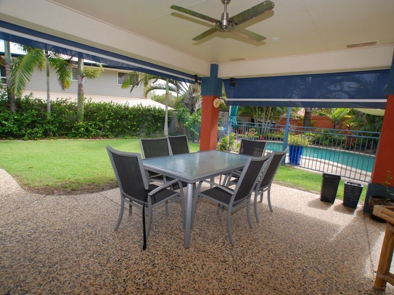 1 Moonbeam Cr, Castaways Beach QLD 4567