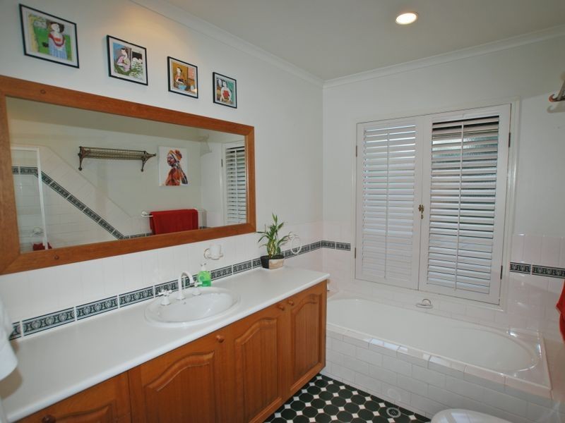 15 Nairana Rest, Noosa Heads QLD 4567