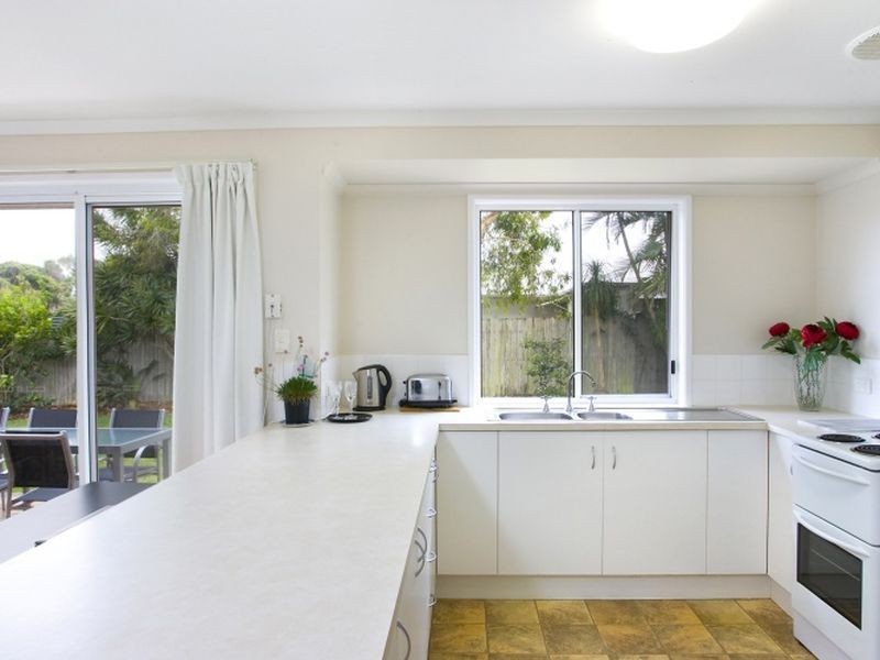 14 Columbia Dr, Sunrise Beach QLD 4567