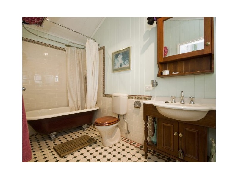 12 Sackville Street, Milton QLD 4064