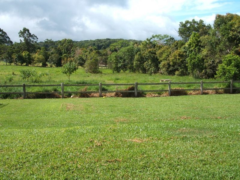 11 Russell Road Lake Eacham, Yungaburra QLD 4884