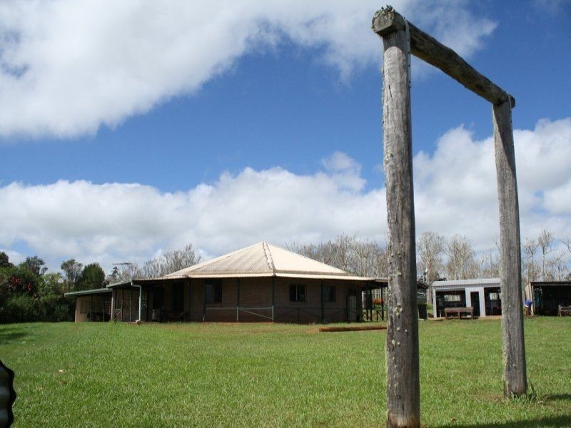 27 Imrie Close, Lake Eacham QLD 4884