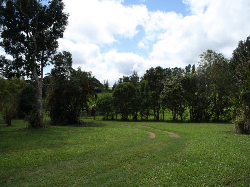27 Imrie Close, Lake Eacham QLD 4884