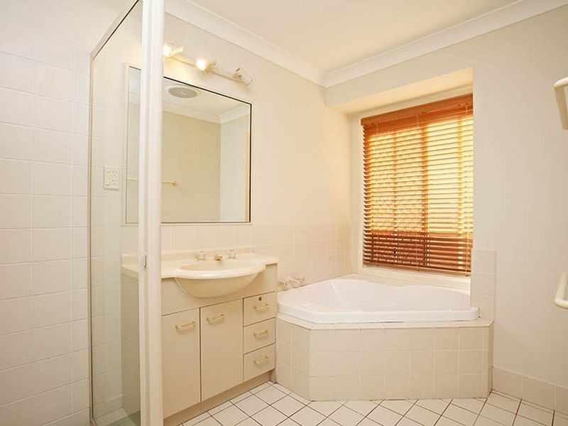 8 Baumea Court, Elanora QLD 4221