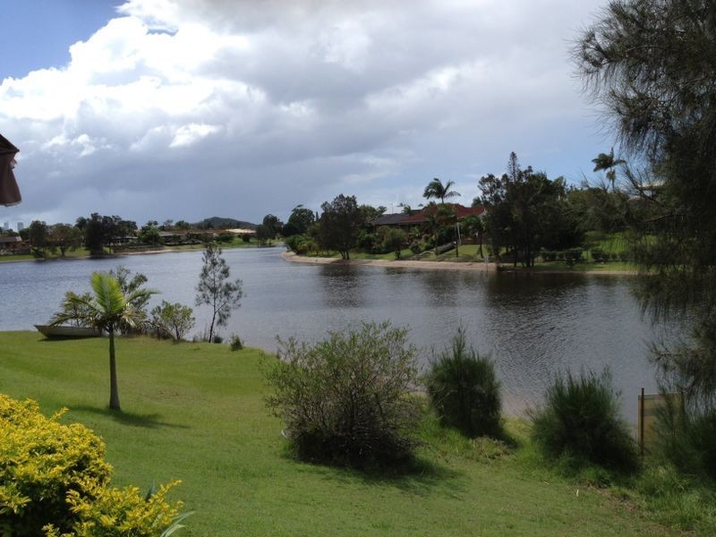1/1 Barbet Place, Burleigh Waters QLD 4220