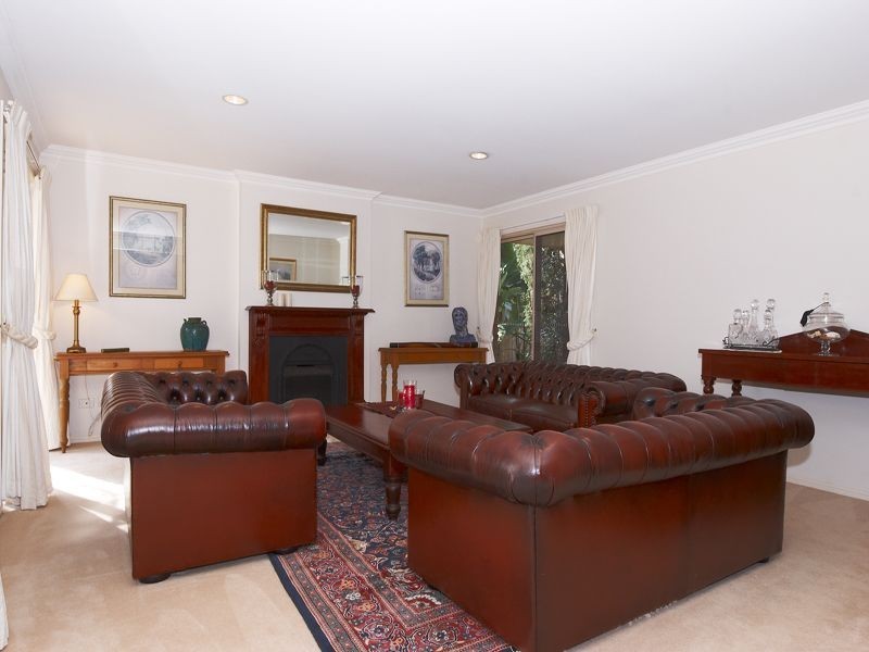 27 Kentia Court, Elanora QLD 4221