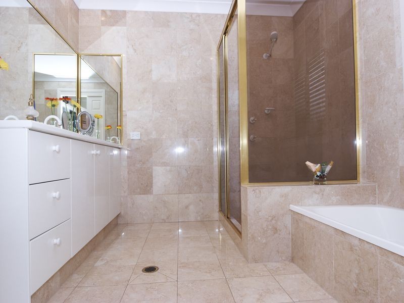 27 Kentia Court, Elanora QLD 4221