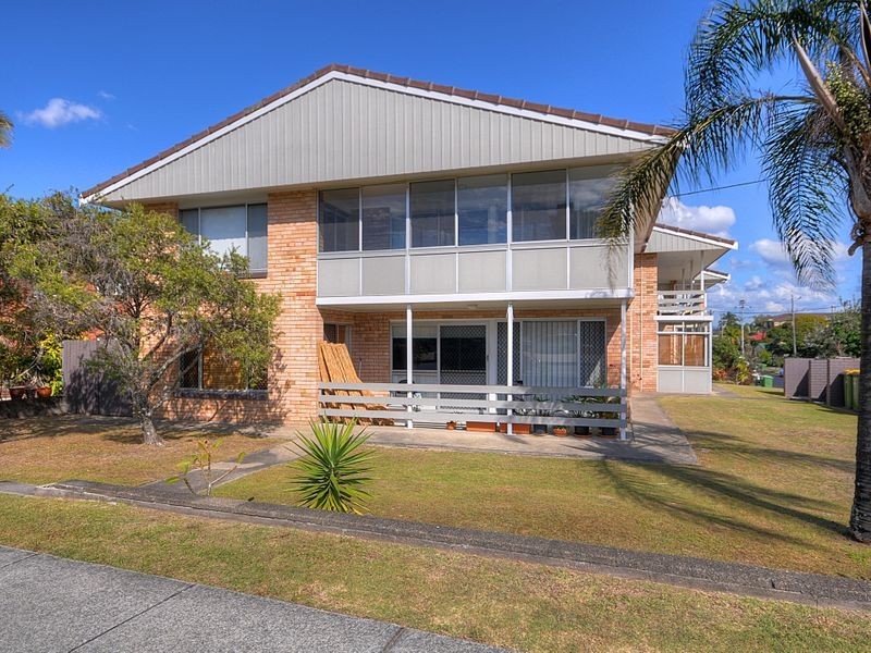 4/2 Twenty Sixth Avenue, Palm Beach QLD 4221