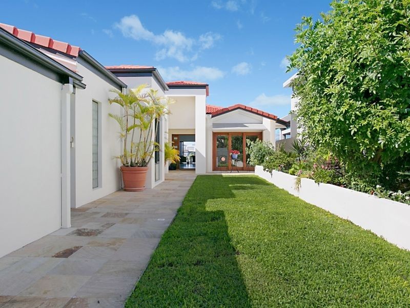 124 Amalfi Drive, Surfers Paradise QLD 4217