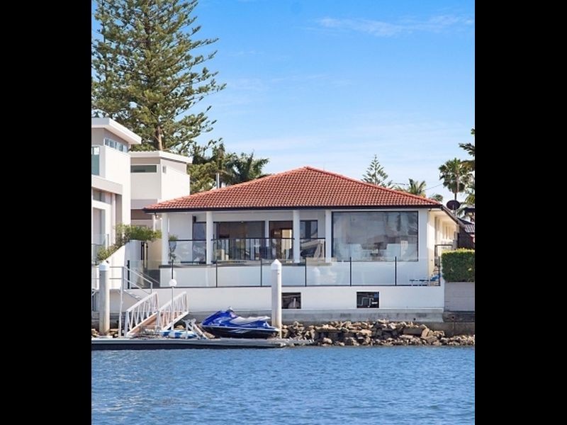 124 Amalfi Drive, Surfers Paradise QLD 4217