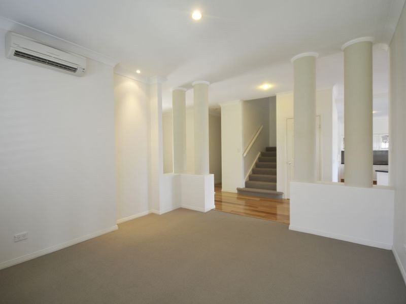 8 Crozet Court, Burleigh Waters QLD 4220