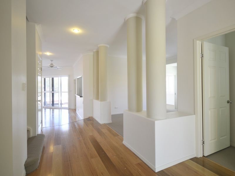 8 Crozet Court, Burleigh Waters QLD 4220