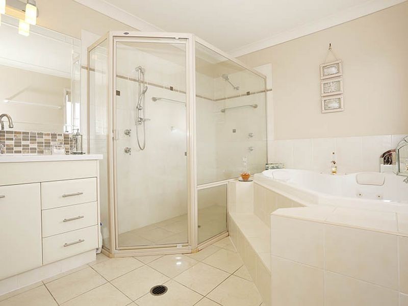 24 Seaview Parade, Elanora QLD 4221