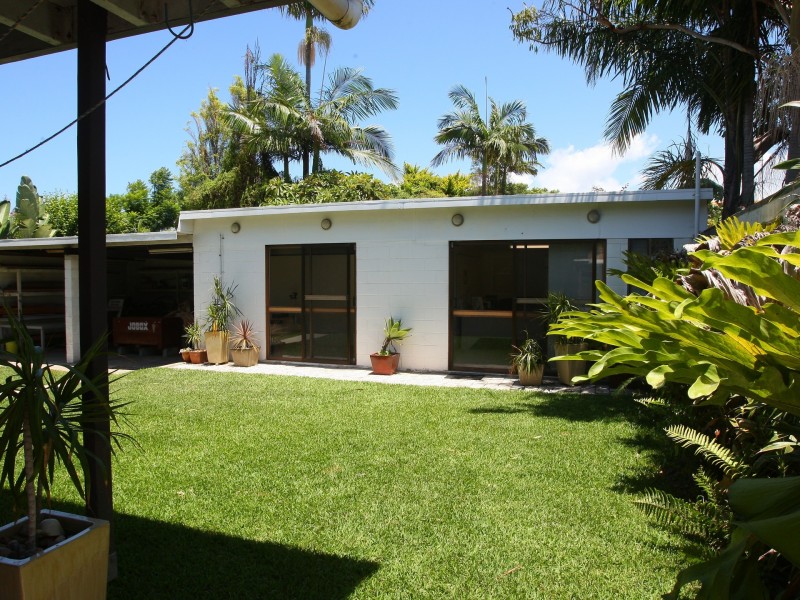 35 Mallawa Drive, Palm Beach QLD 4221