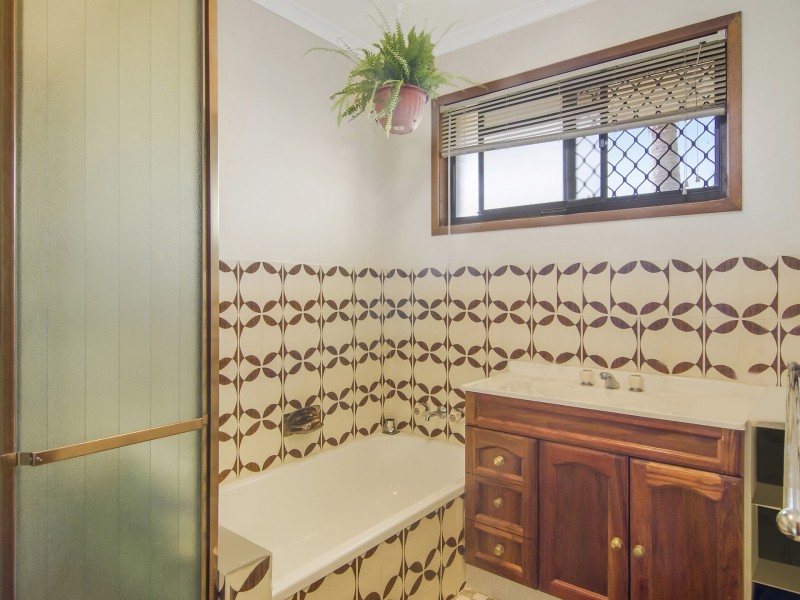 25 Bowline Road, Mermaid Waters QLD 4218