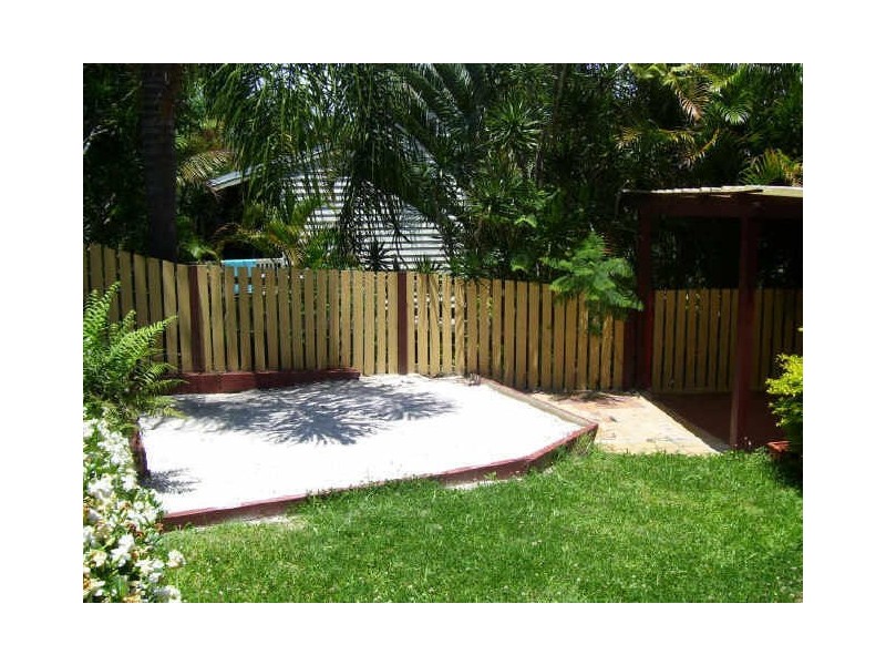 4               Corrigin Court, Elanora QLD 4221