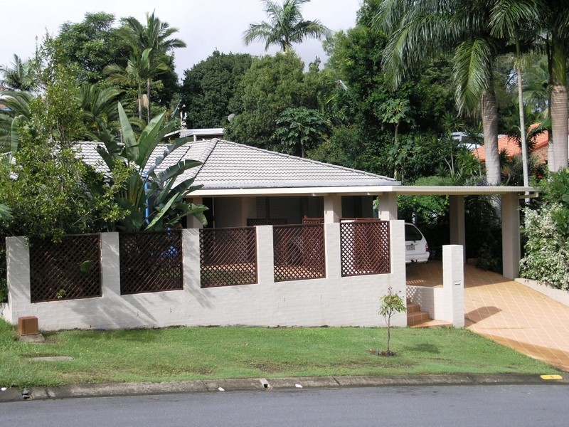 8 Kalamunda Close, Elanora QLD 4221