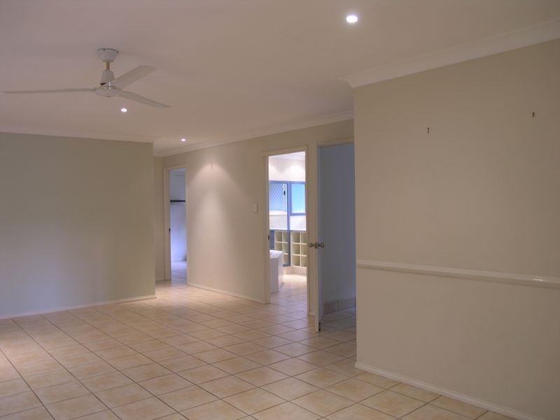 8 Kalamunda Close, Elanora QLD 4221