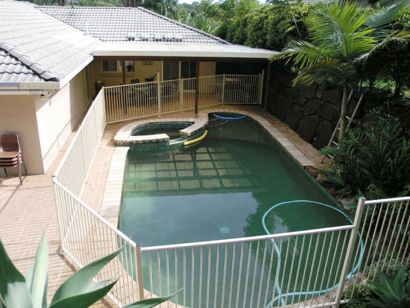 8 Kalamunda Close, Elanora QLD 4221