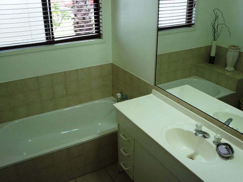 21 Crest Drive, Elanora QLD 4221