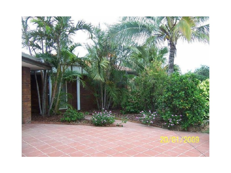 10 Wavecrest Dr, Castaways Beach QLD 4567