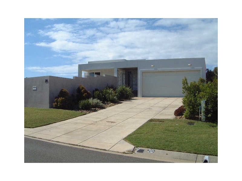 20 Moonbeam Crescent, Castaways Beach QLD 4567