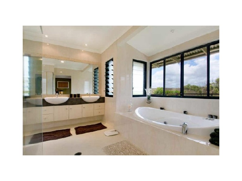 25 Moonbeam Crescent, Castaways Beach QLD 4567