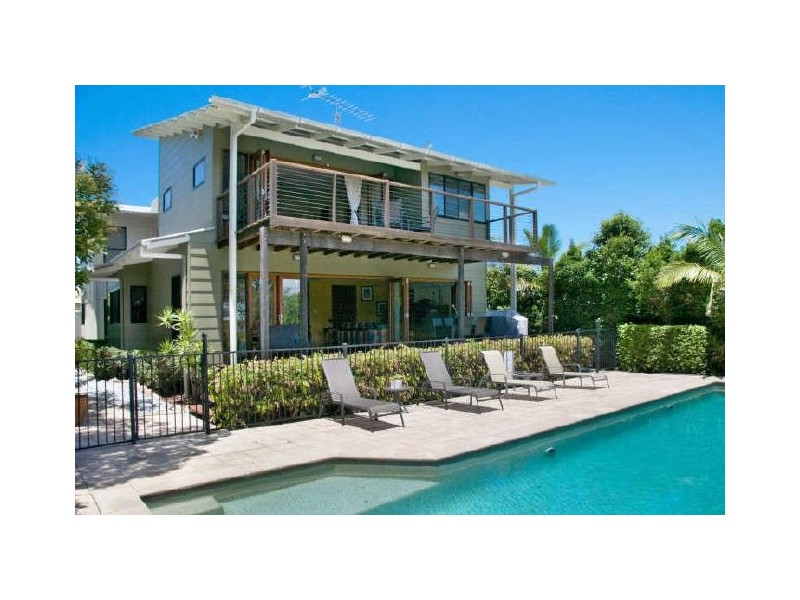 25 Moonbeam Crescent, Castaways Beach QLD 4567