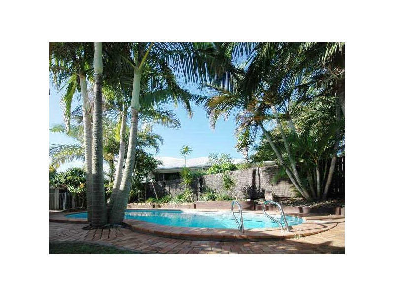 8 Wavecrest Drive, Castaways Beach QLD 4567