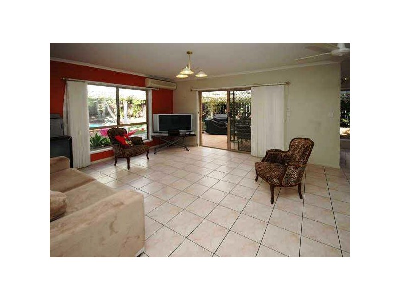 8 Wavecrest Drive, Castaways Beach QLD 4567