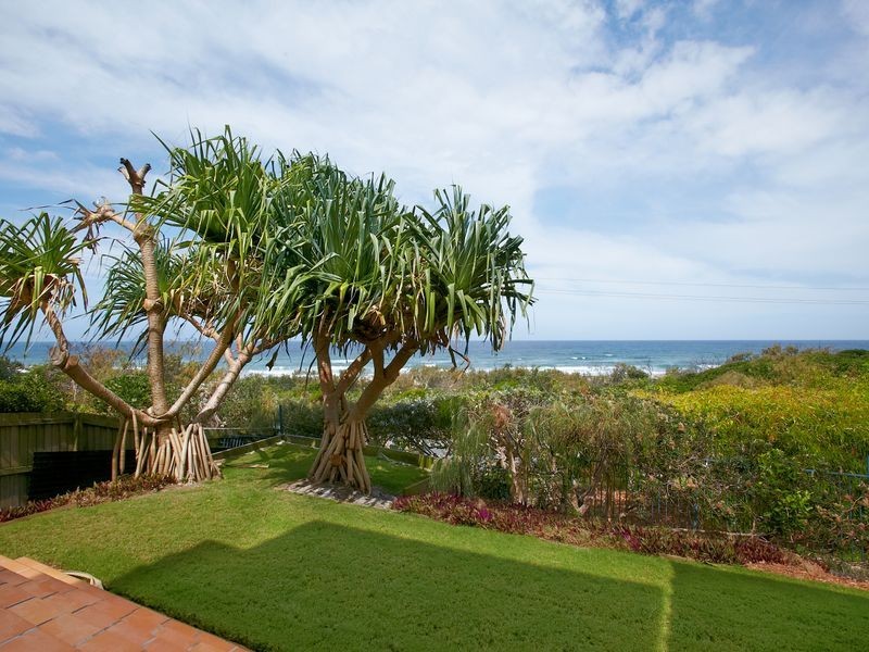 6 Tropicana Rise, Castaways Beach QLD 4567