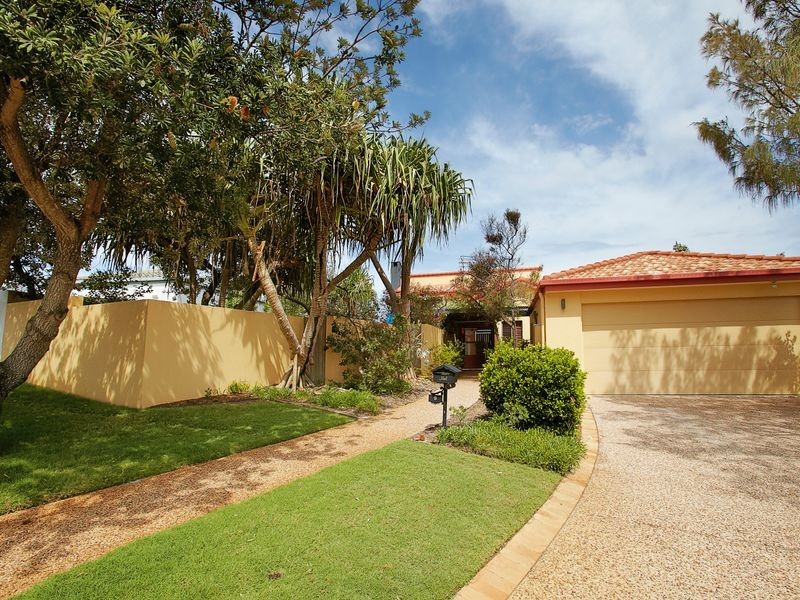 6 Tropicana Rise, Castaways Beach QLD 4567
