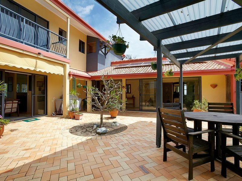 6 Tropicana Rise, Castaways Beach QLD 4567