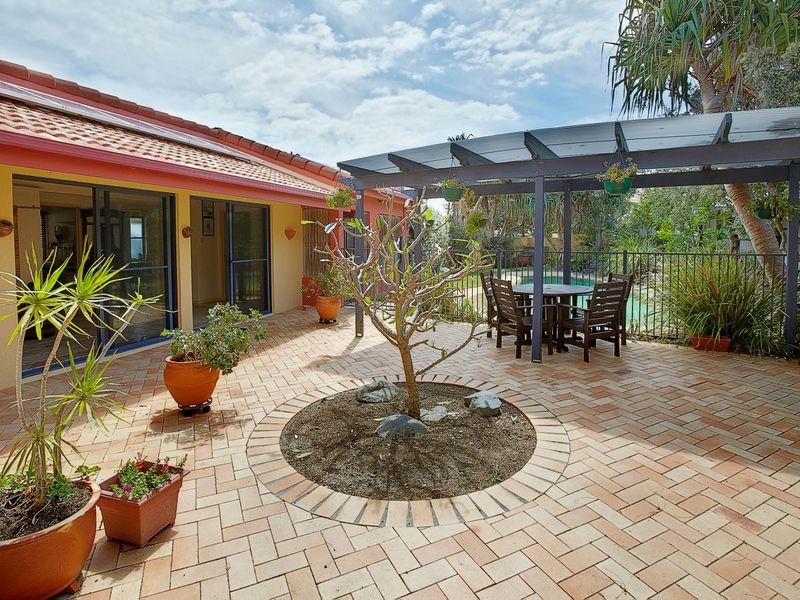 6 Tropicana Rise, Castaways Beach QLD 4567