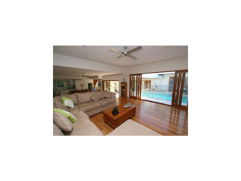 8 Castaways Court, Castaways Beach QLD 4567