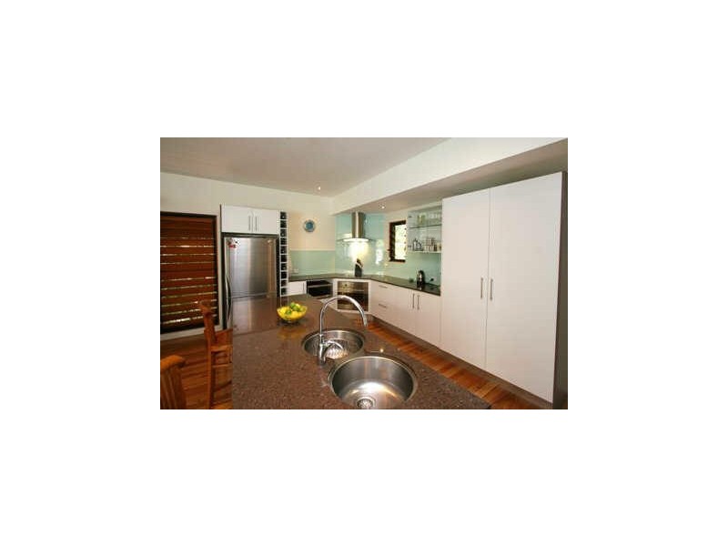 8 Castaways Court, Castaways Beach QLD 4567