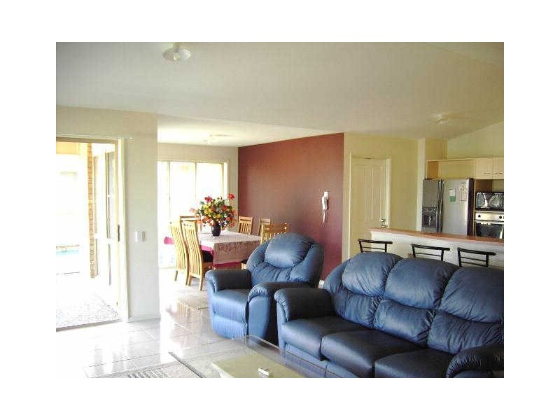 4 Tudor Close, Petrie QLD 4502