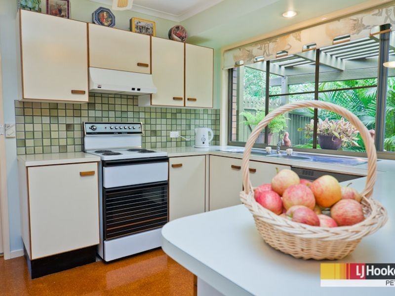 8 Macquarie Drive, Petrie QLD 4502