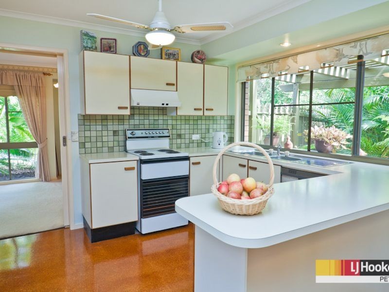 8 Macquarie Drive, Petrie QLD 4502