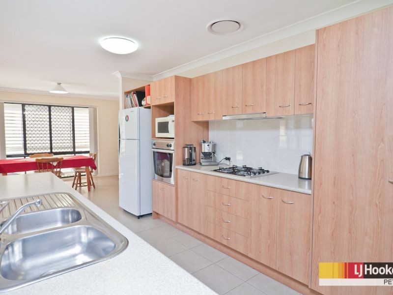 2 Tamari Place, Petrie QLD 4502