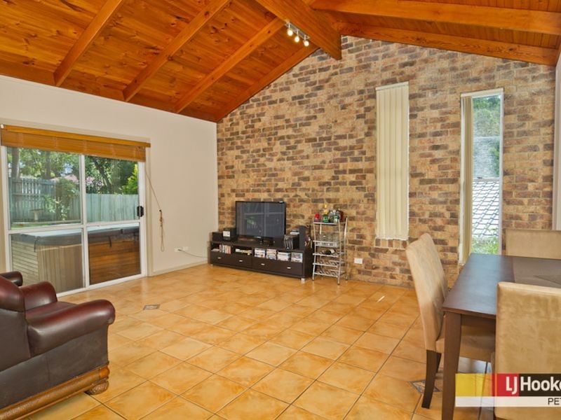 17 Vaucluse Crescent, Petrie QLD 4502