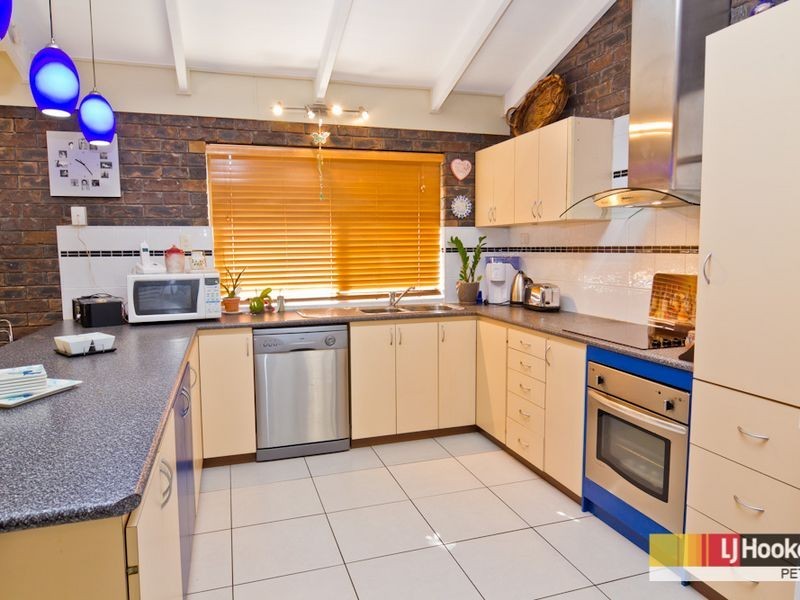 4 St Quentin Rd, Petrie QLD 4502