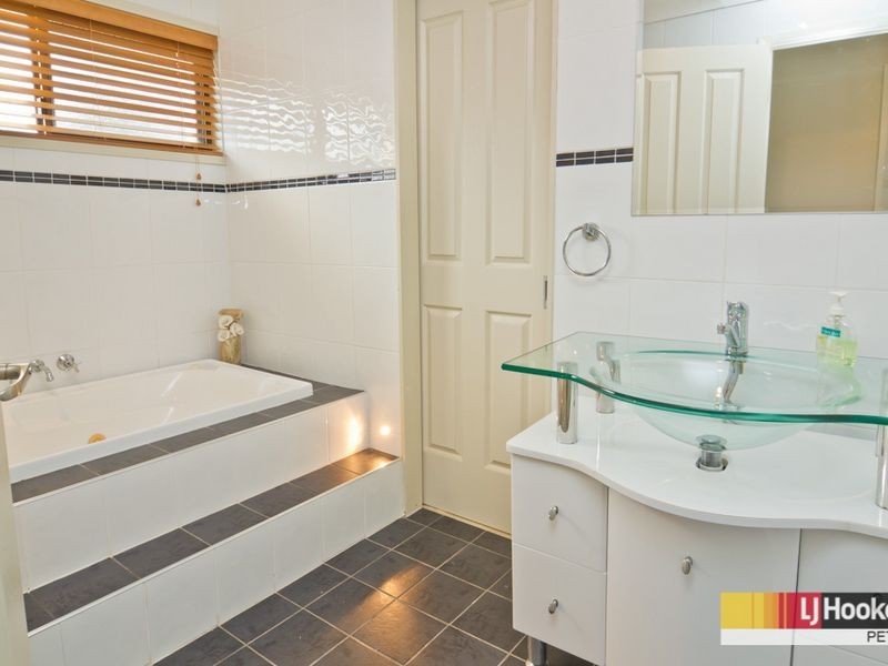 4 St Quentin Rd, Petrie QLD 4502