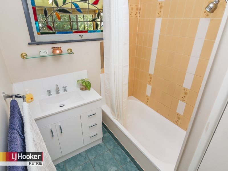 6 Boorogari Place, Petrie QLD 4502