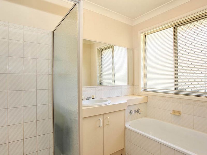 42 Vaucluse Cres, Petrie QLD 4502