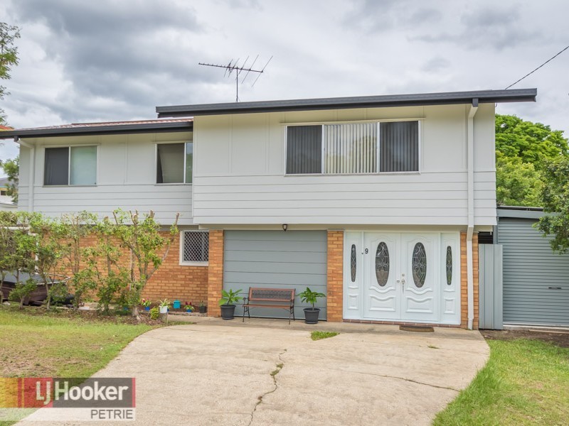 9 Rennes Avenue, Petrie QLD 4502