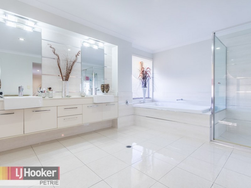 1 Lionheart Crescent, Newport QLD 4020