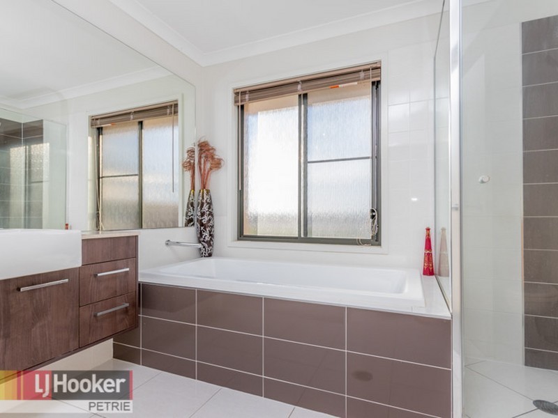 1 Lionheart Crescent, Newport QLD 4020